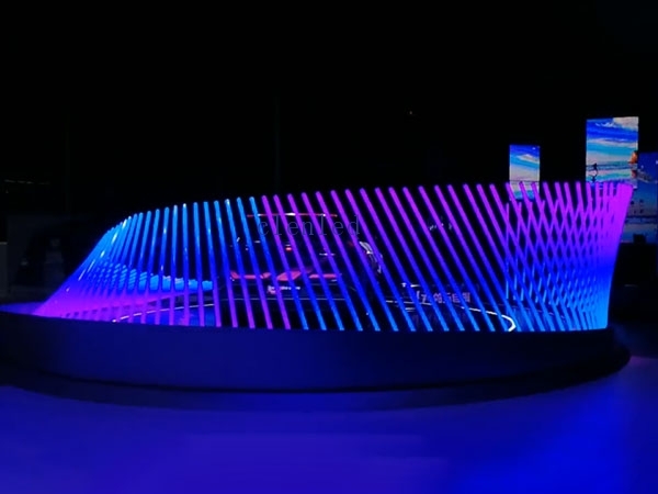 Led 360 degree tube helps Venucia at Guangzhou Auto Show