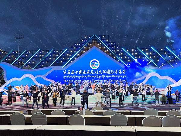 LED neon lights lit up the stage of the opening ceremony of the 5th Tibet Expo